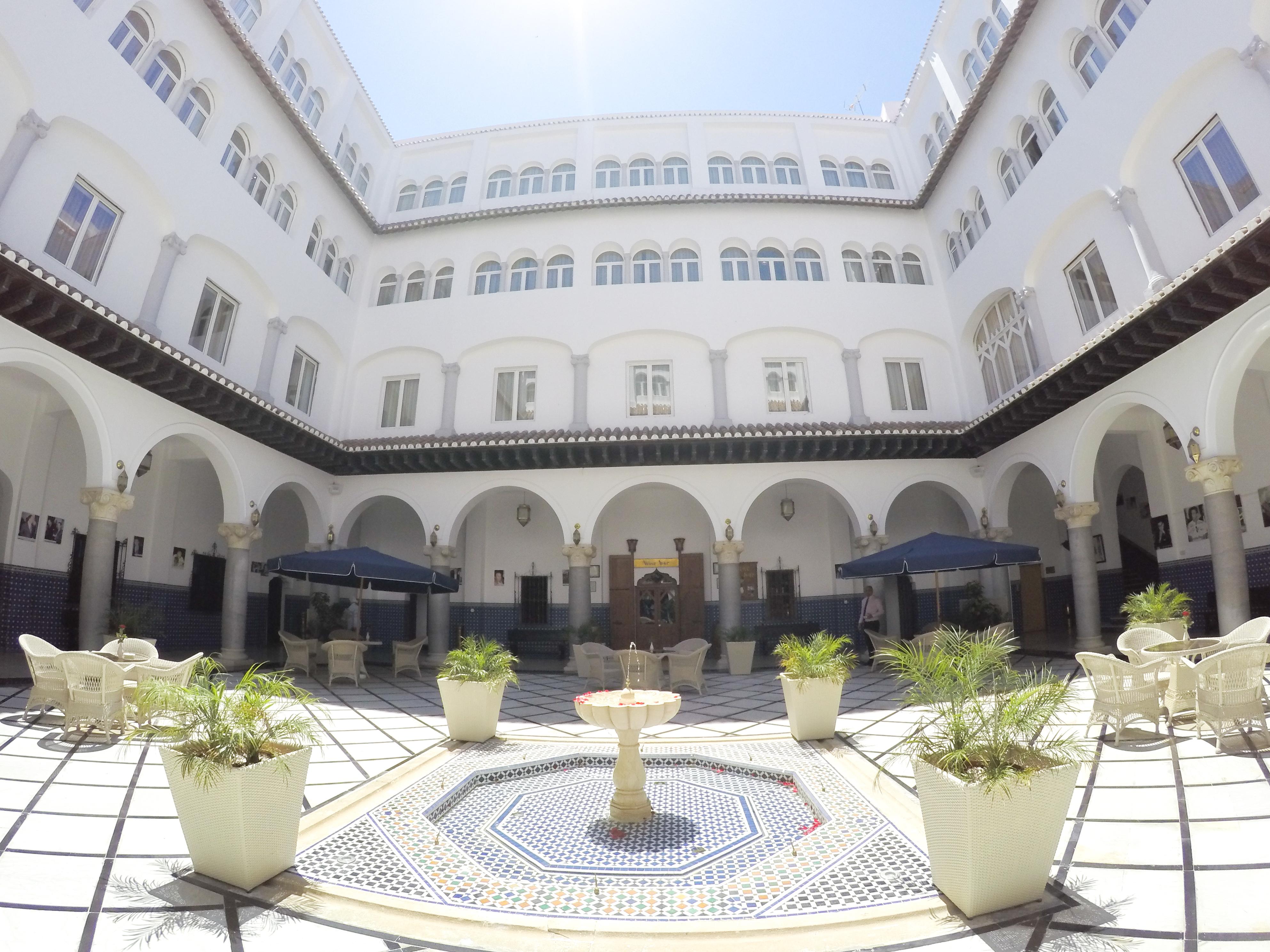 El Minzah Hotel Tanger Exterior foto The courtyard of the hotel