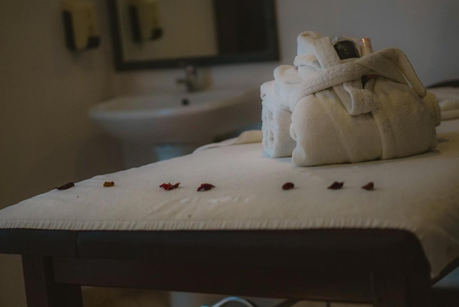 El Minzah Hotel Tanger Exterior foto A massage table