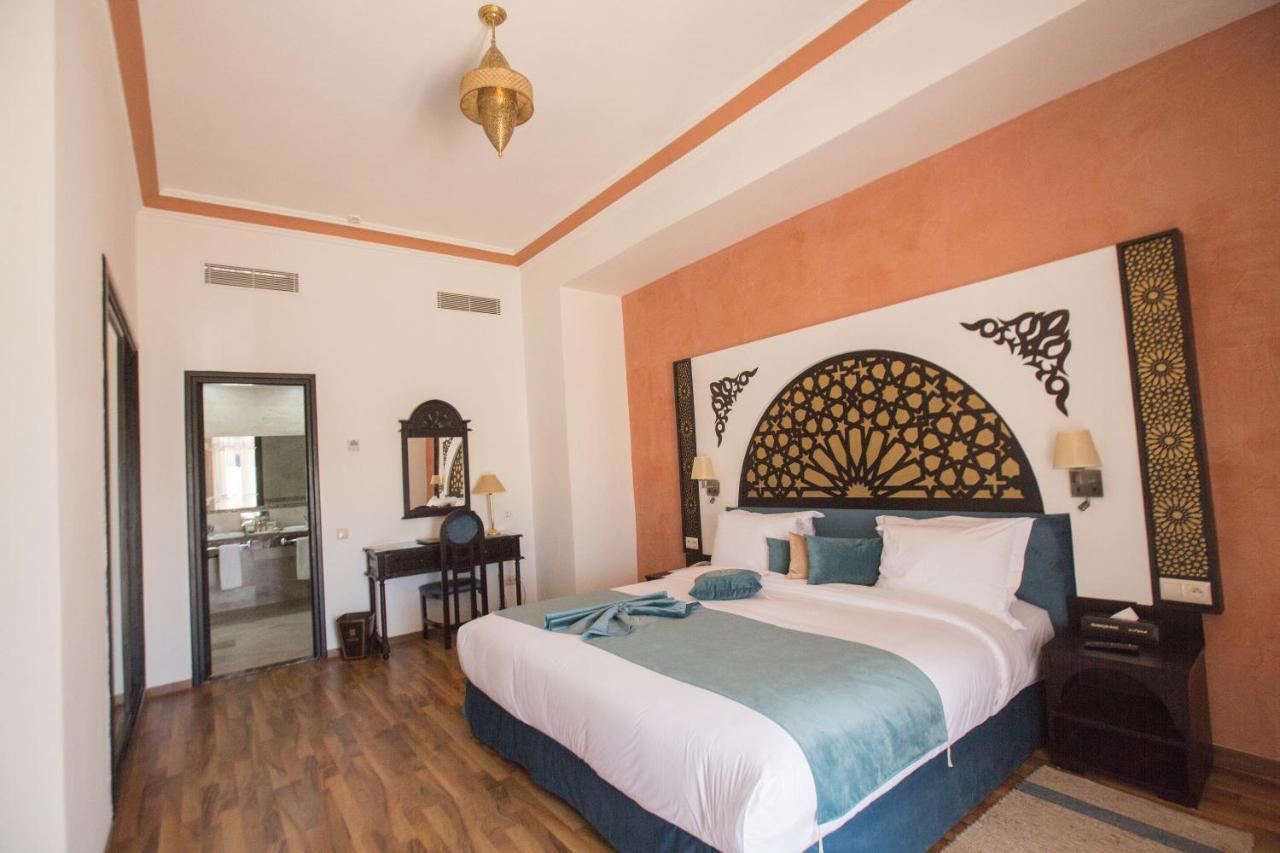 El Minzah Hotel Tanger Exterior foto A bedroom at the hotel